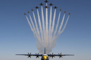 米空海軍のアクロバット飛行隊計12機が共演、編隊飛行「スーパーデルタ」を初披露！