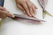 識者「魚を3枚におろして料理できたら自炊中級者です」