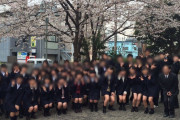 【超画像】チー牛「チッ……集合写真とかくだらねぇ」