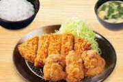 松屋→「牛丼、カレー、うまトマ全部値上げ」松のや→「変わらずトンカツ定食500円」