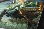 【悲報】東京で「1万円札武装おじさん」の車による幅寄せが多発してしまうｗｗｗｗｗｗｗｗｗｗｗ
