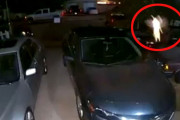 妖精さんかな？夏の夜、駐車場に現れた白く光る小さな物体（アメリカ）
