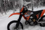 KTM 125 SXで雪深い森のなかを走る！