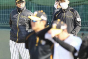 阪神・矢野監督　鳴尾浜球場で投手組の秋季練習視察　育成左腕・岩田将貴に熱視線