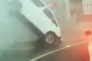 【動画】 道路から突然ハシゴが飛び出し走行中の車が宙に浮く・・ ドラレコ動画に衝撃走る