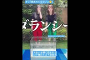 大きい水槽に囲まれる山下瞳月と山下葉留花