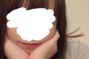 【画像】女の子が両手で顔を押さえてる自撮りってどうやって撮ってるの？？？？？？？
