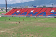 【画像】サッカーFC大阪がぶんどった花園ラグビー場の芝の状態がやばいと話題に