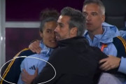 サッカースペイン女子代表監督が女性スタッフの胸を触ったように見える動画に波紋！←「クビにしろ」（海外の反応）