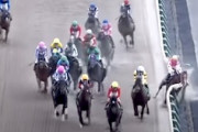 【動画】ピンクカメハメハ急死。レース中に柵に衝突し騎手が場外に投げ出される事故。