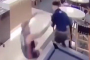 殴りかかってきた客を店員が華麗にかわしてノックアウト「映画のヒーローみたい…」