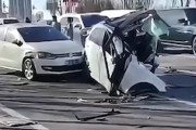 【動画】高速で街灯ポールに突っ込んだ車が千切れてしまう事故がエグい(@_@;)