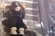 【動画】エスカレーターに座り乗りしていたお姉ちゃんが危ないことに(°_°)