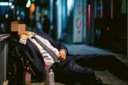 えっ…警察も警告！ 夏場に道路で寝る「謎の人」多発、なぜ？ 夜間時にクルマが気づかない場合も、増加する理由とは
