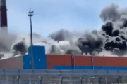 ロシア、サハリン州でプラント全体を覆う大規模火災事故が発生…火災が起きやすい季節だもんな！