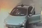 【恐怖】中国EV、道路上に盛り上がったタイルブロックに当たった衝撃で発火し炎上