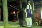 除夜の鐘をダイナミックに突く坊さんが海外で話題にｗｗｗ
