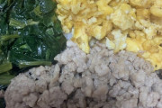 【画像】三色丼めちゃめちゃ美味しそうに作れたから評価してくれ
