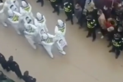 【映像あり】中国、コロナ規則違反者にプラカードを持たせ市中行進の公開処刑