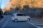 【静岡】カーブの途中でUターンする車が原因で追突されてしまう車載。