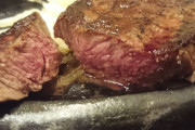 このくらいの赤いステーキ食べれる？
