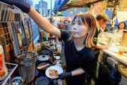 福岡・長浜屋台を支える女性に海外注目 300kgの屋台を引き、店を開くまでを追った