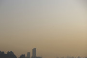 ソウル市　PM2.5で、かすむ漢江とビル街　  [1/6]