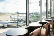 縮まるサービス格差 JAL・ANAが「上級ラウンジ」を一般開放しつつあるワケ