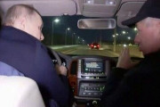 プーチン大統領、マリウポリでトヨタ「ランドクルーザー」を運転か？！