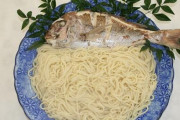 うどんの上に鯛を乗せた『鯛麺』