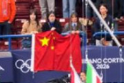 【精神的勝利】中国4位→観客席で国旗掲げる謎展開にｗｗ ミラノ五輪ショートトラック混合リレー