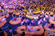 中国・武漢のプールがすし詰め状態に…マスク姿の客見当たらず    8/18