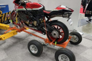 レッカー車でバイクを運ぶ「JAF二輪車けん引用アタッチメント」を九州で初公開