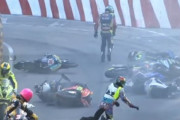 マカオGPモーターサイクルで起きた6台のバイクが絡む多重クラッシュの映像。赤旗。