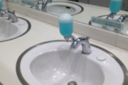 東京駅のトイレには石鹸がついてない。テロ対策なの？除菌ティッシュを持ってなくて凄く困った。