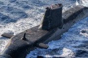 ロシアのスパイ船に対しイギリス海軍、原子力潜水艦浮上
