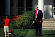 【悲報】トランプ大統領、草刈りの少年にフルシカトされる