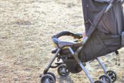 幼稚園の頃、公園のベンチの傍にあったベビーカーを触ったら、女の子が叫びながら走ってきて私の指に噛みついた。