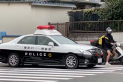 【動画】原付バイクさん、とんでもない方法でパトカーから逃亡してしまう