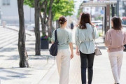 【謎】女子が「横一列」に並んで歩く理由、いまだ解明されないｗｗｗｗ