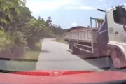 【動画】システムの故障？車が突然急加速して路肩の溝に衝突してしまう事故。