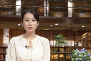 女子アナさん　絶妙な位置にピンマイクをつけてしまう