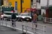 【動画】 今度は横浜　半裸で鉄パイプを振り回し暴れる謎の男、駆けつけた警官が確保の瞬間が激撮される