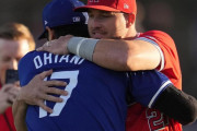 大谷翔平とトラウトが試合前に熱いハグ、大谷が古巣エンゼルスと対決（海外の反応）