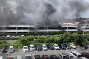 【悲報】マルハン厚木北店の立体駐車場で車が大炎上 100台以上の車が終わる