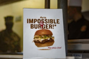 米海兵隊普天間基地食堂で新作メニューに「インポッシブル・バーガーハンバーガー」…植物ベースのパテを使用！