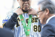 【阪神】岡田監督の通算６００勝を表彰　甲子園でのロッテ戦開始前