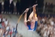 【悲報】男子棒高跳びのフランス人選手、棒がでかすぎて敗退