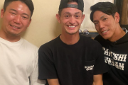 荒波翔さんがInstagramで乙坂、飛雄馬とのスリーショット写真を投稿「この前、久々にニコに会えた。目標、夢を持って海外で挑戦する姿は後輩だけど尊敬します」