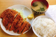 彡(ﾟ)(ﾟ)「100円でとんかつ定食作れる」